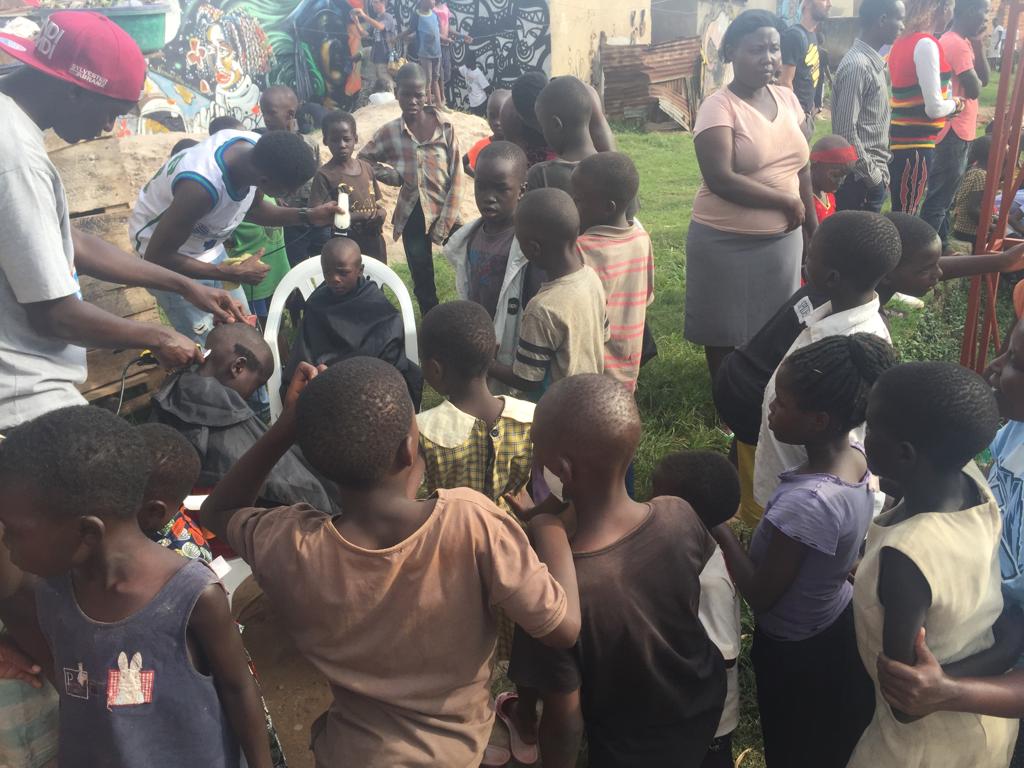St_Nellysade's tweet photo. Been another Community outreach today at the @Africans256 Street Art Festival, Kitintale Skatepark. We've been able to give #FreeHaircuts to 132 kids @BuildoutF
#BuildOutFoundation #WeFlourish ✂ https://t.co/kJUoGGwpdI