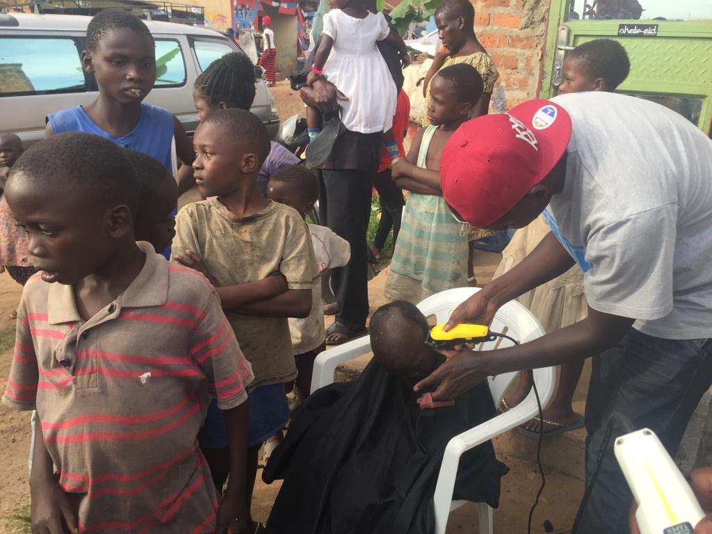 St_Nellysade's tweet photo. Been another Community outreach today at the @Africans256 Street Art Festival, Kitintale Skatepark. We've been able to give #FreeHaircuts to 132 kids @BuildoutF
#BuildOutFoundation #WeFlourish ✂ https://t.co/kJUoGGwpdI