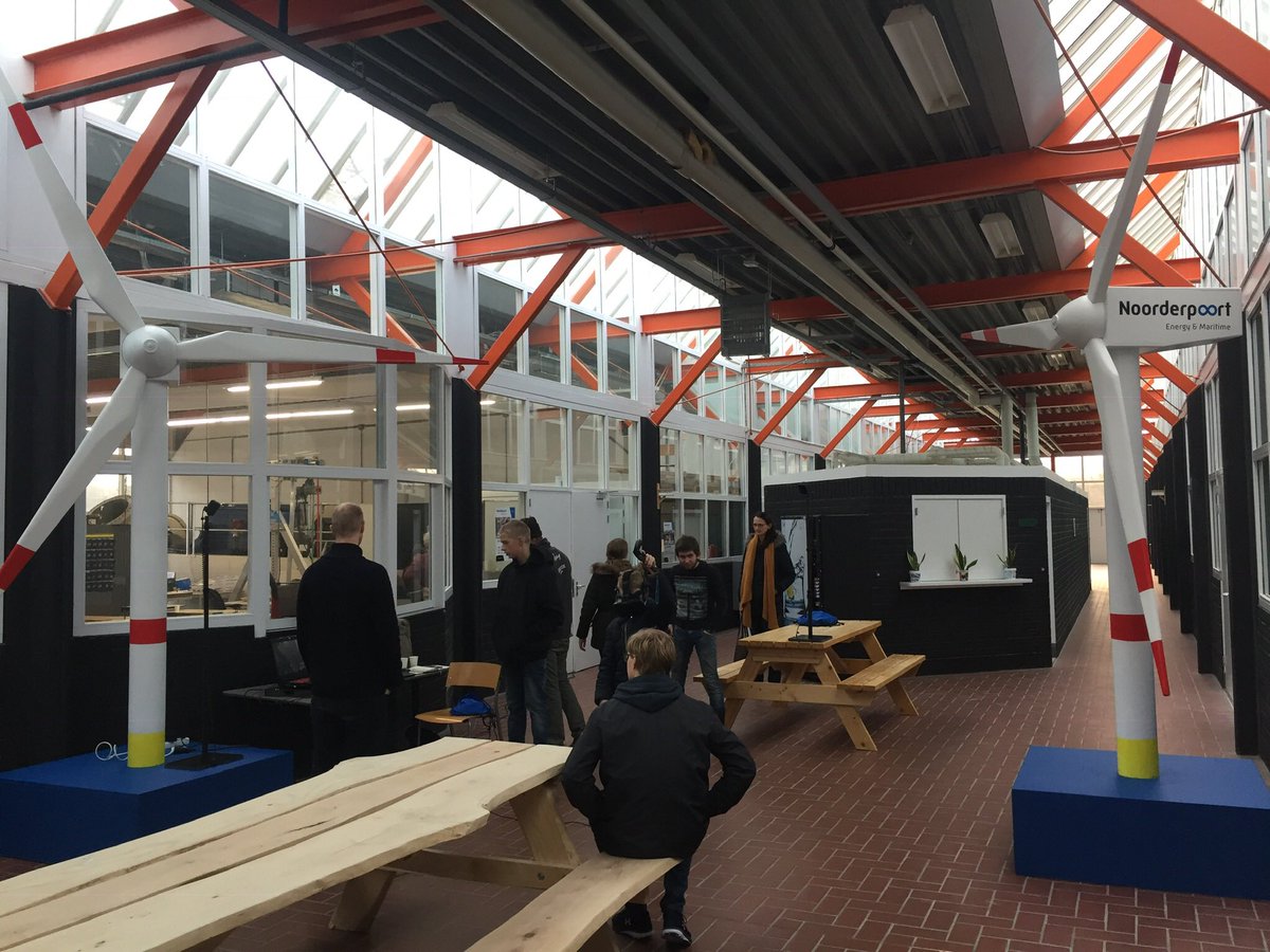 EnergyMaritime's tweet photo. Blij dat we tijdens onze open dag weer een grote diversiteit konden tonen door onze studenten en medewerkers. Oa @GetKahoot #Engels met prijzen door @HFrieling, #VR windenergie door #Starklearning, onze @KOGMaritime simulator maar ook 360 graden simulatie machine practicum. https://t.co/ywKqSCyim7