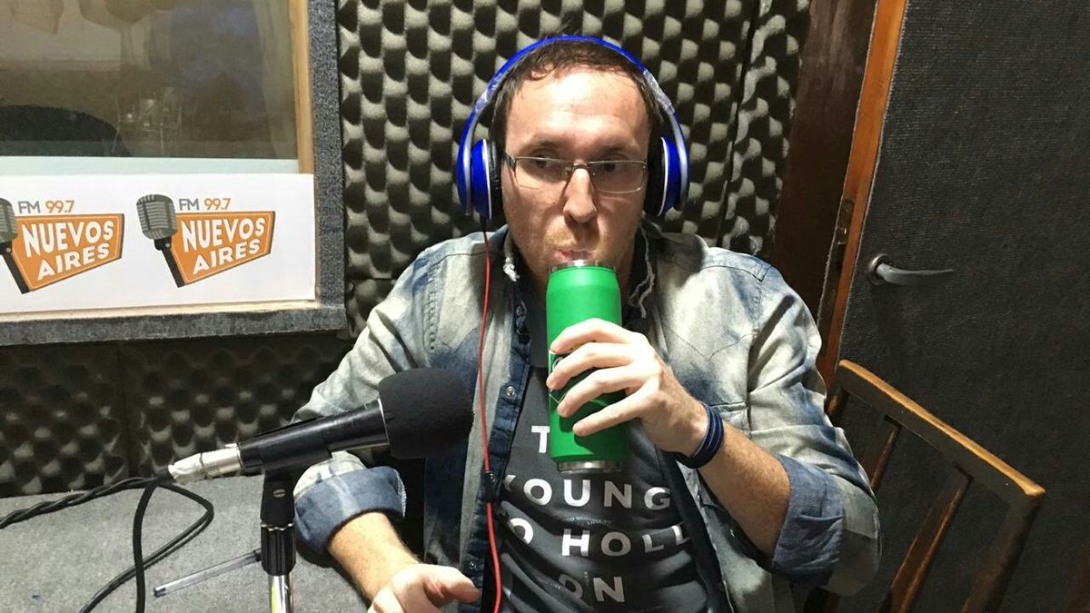 desdemibalcon17's tweet photo. Hoy, el Colo @GabrielVilloldo vino pachucho 😎😏 y eligió tomar un #Te con Miel 😐😯😮
#DesdeMiBalcon  por @nuevosairesfm 99.7 https://t.co/IxXE3TRXVN