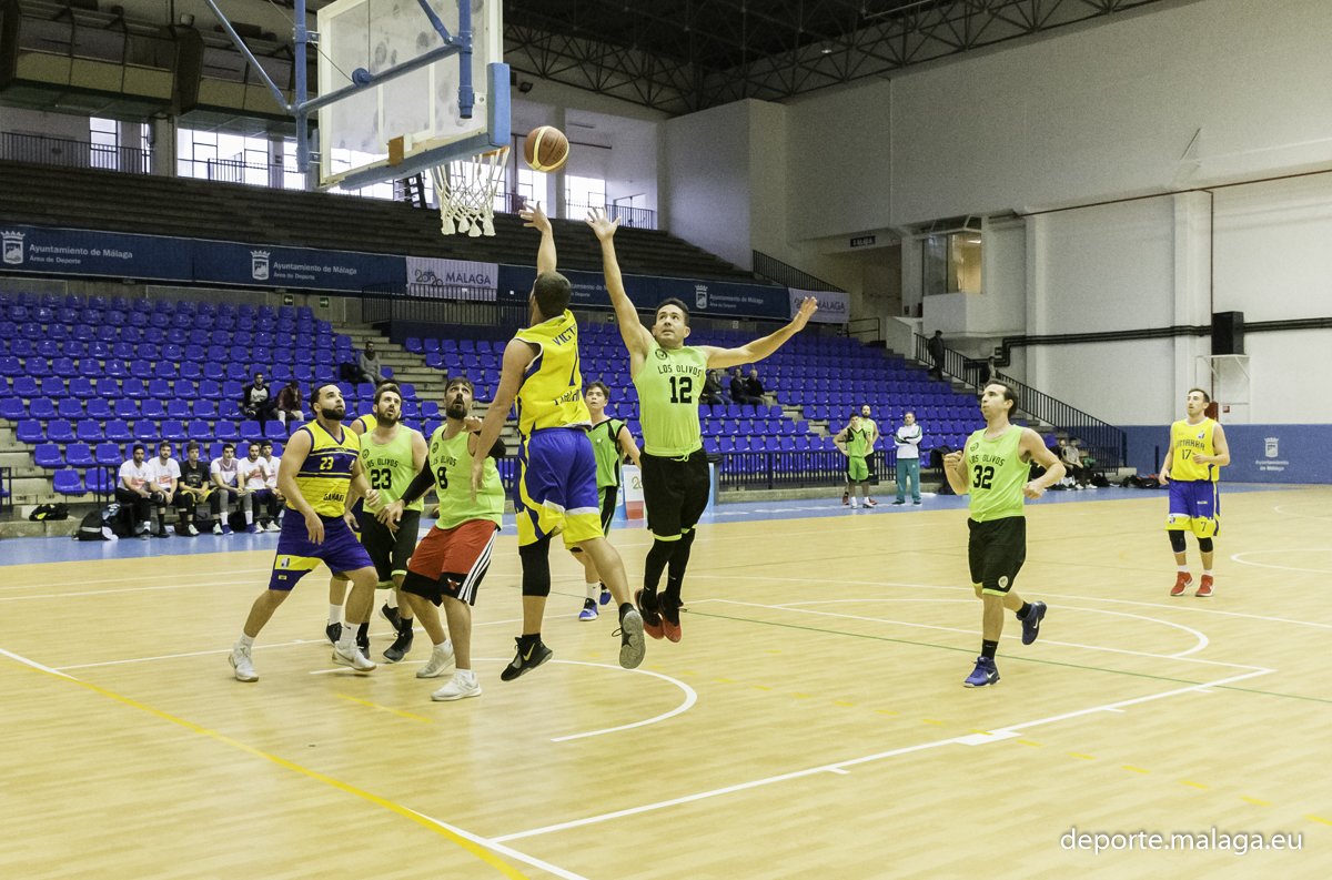 deportemalaga's tweet photo. Otro sábado más disfrutando con la Liga Local con un gran partido C. Los Olivos vs ACD Gamarra. Ver + en: https://t.co/xhrXWey96S 🏀🏀🏀🏀🏀@malaga #deportemalga #malaga_2020 @ACDGamarra https://t.co/umKYIvYPDG