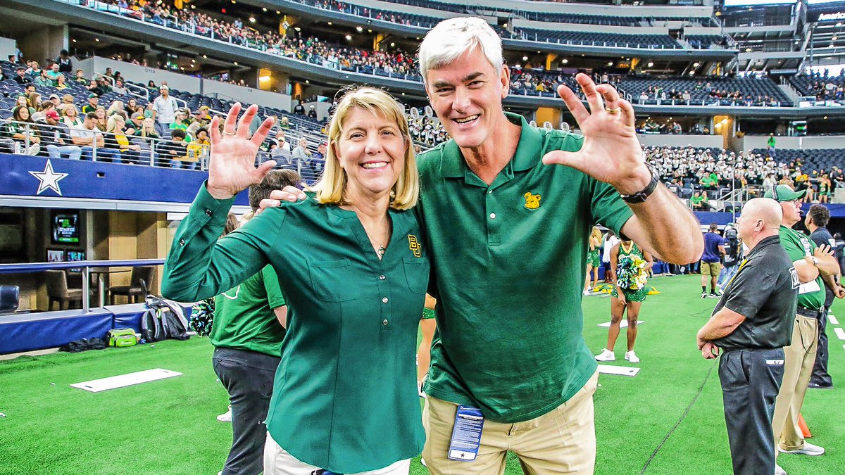 BaylorAthletics's tweet image. 🐻 @LindaLlivings and @stoneman1944 supporting @BUFootball. #SicTech