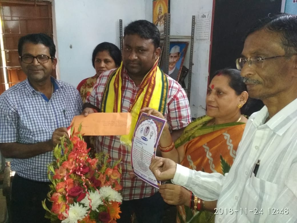 harekrushnapan3's tweet photo. Happy to falicitate Sri Nirmal Chandra Sahu, Samiti Sabhya of Purushottampur block who has contributed Rs three lakhs to two Schools(2 lakh to GHS, Ch Nuangam and 1 lakh to Panchayat HS, Jhadabai) under Mo School Abhiyan in response to the declaration of honourable CM, Odisha. https://t.co/WJ4zuHqiEw