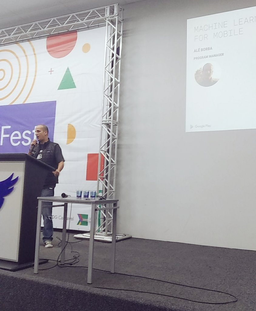 devparana's tweet photo. Começando a talk do @ale_borba que trabalha na @Google falando sobre Machine Learning para Mobile  #devfestpr18 #Devfest18 https://t.co/Tq9NonROyL