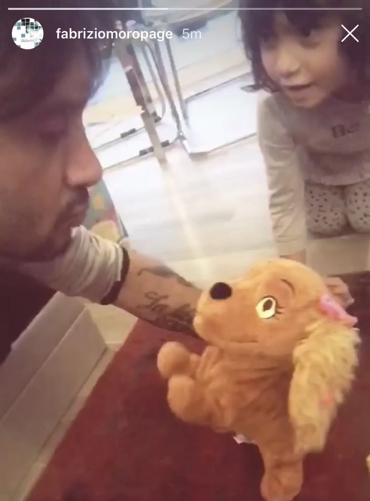 stellahoper's tweet photo. A tutte quelle persone che mi guardano scioccate, quasi incredule quando le informo del fatto che è padre farei vedere questo video. Ma Fabrizio cosa vi sembra, un mostro? Se tutti avessero una piccola parte della sua dolcezza il mondo sarebbe migliore.
#FabrizioMoro https://t.co/3tJOUFLjip