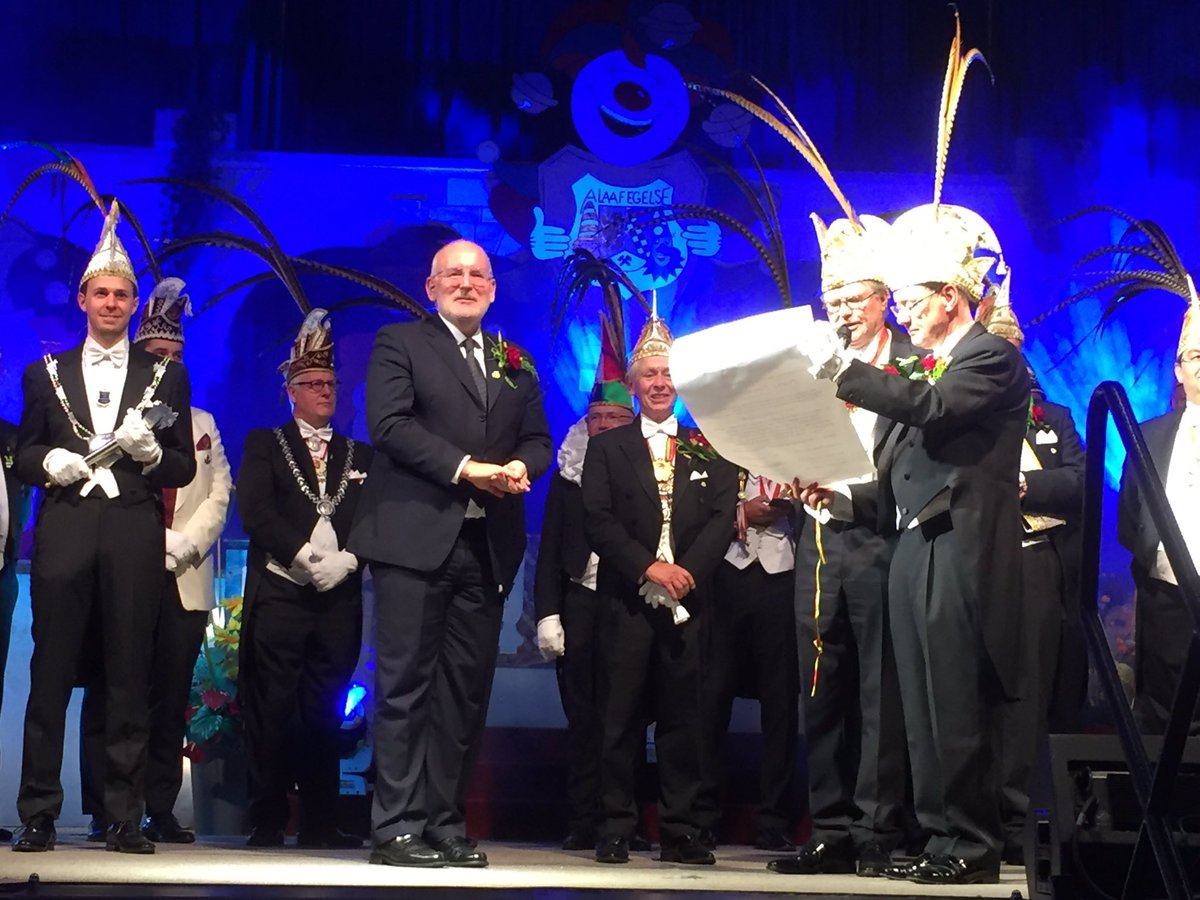flaarisse's tweet photo. Frans Timmermans - de laureaat van 2018 van de #GuldenHumor #SLV - preficiat Frans https://t.co/5dmeBcfOvq