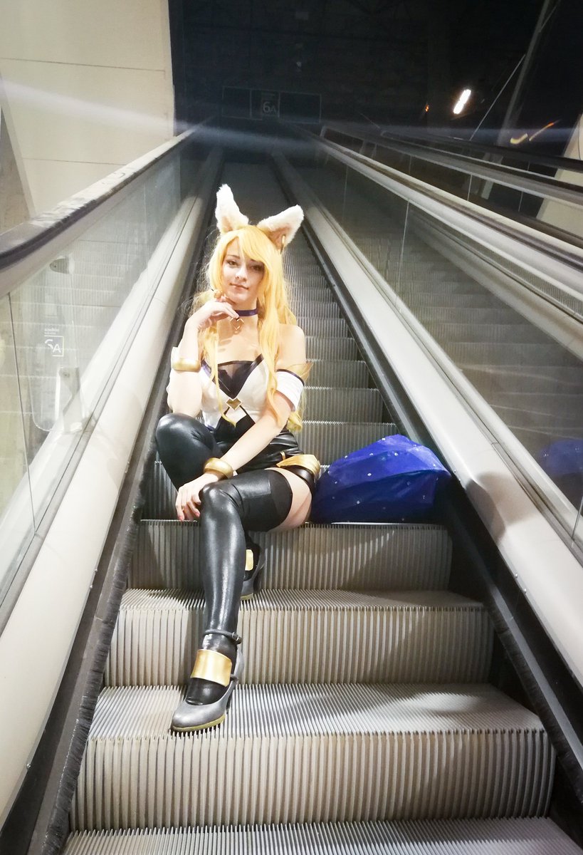 _Shiroki's tweet photo. No se aprecia lo bonito de los colores de la cola pero estoy felis del día de hoy estrenando Ahri K/DA. https://t.co/tDjiXKrsbJ