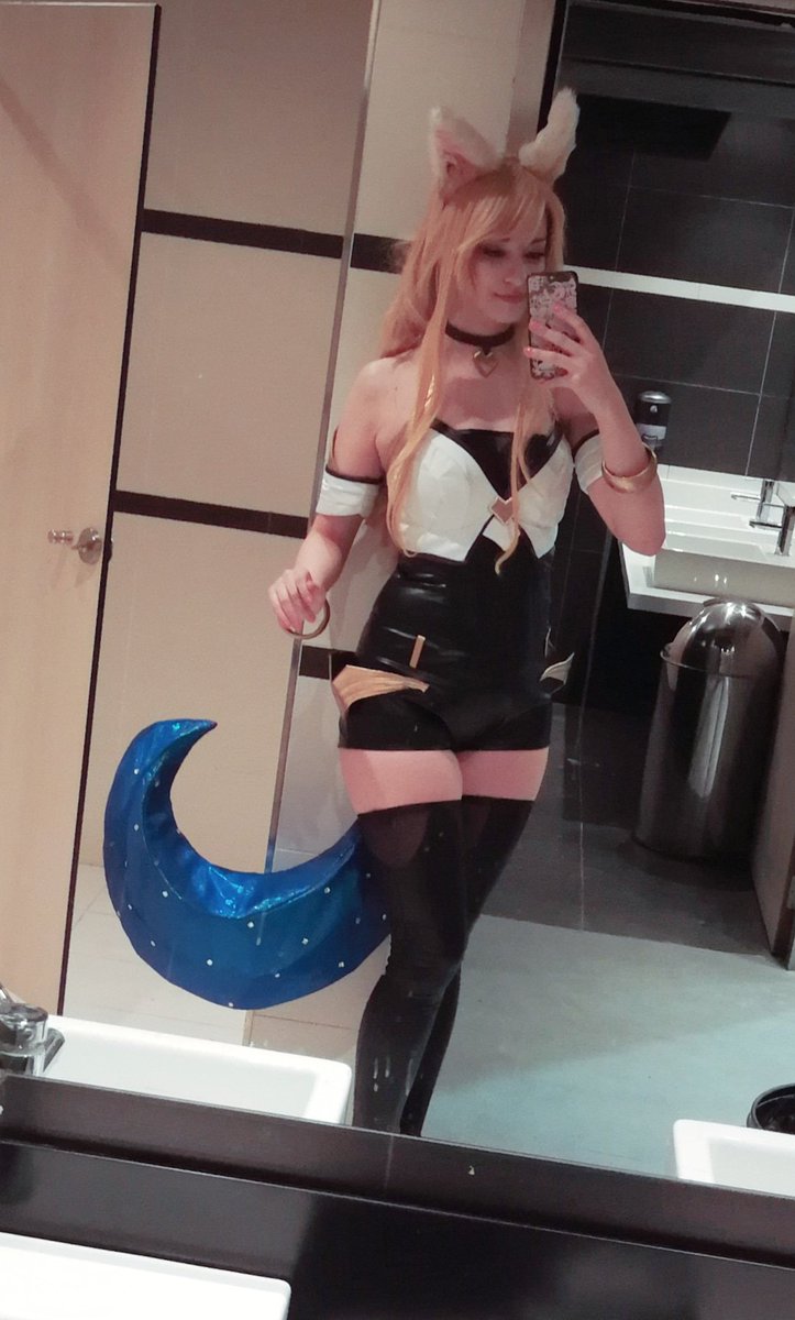 _Shiroki's tweet photo. No se aprecia lo bonito de los colores de la cola pero estoy felis del día de hoy estrenando Ahri K/DA. https://t.co/tDjiXKrsbJ