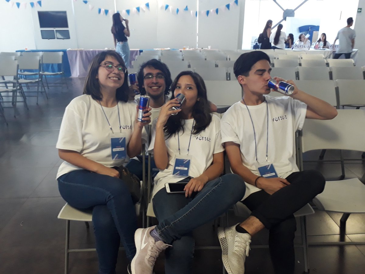 Versus_Usach's tweet photo. Nos acompaña @redbullCL en #VERSUS2018, y da energía a las duplas concursantes y a nuestro staff.
#USACH #Publicidad https://t.co/C4tG38udes