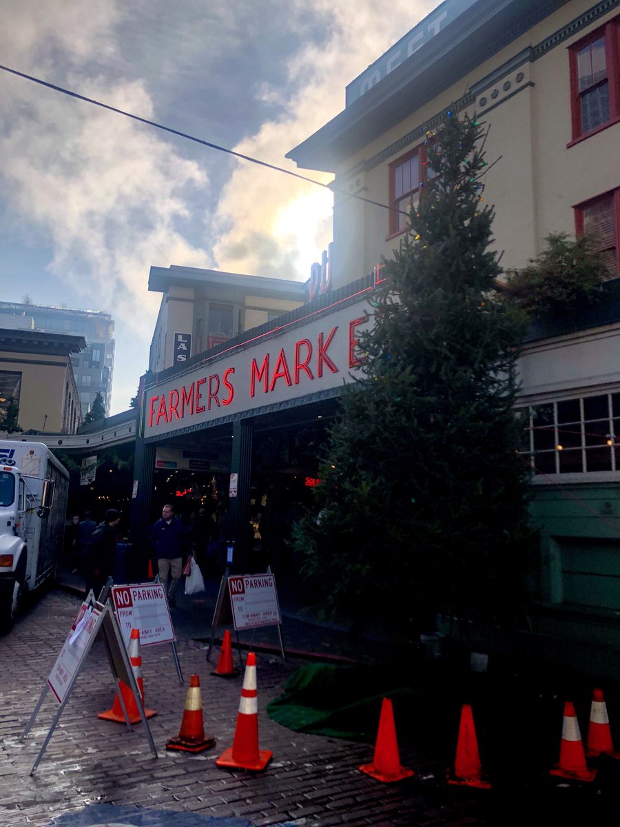 downtownseattle's tweet photo. Tonight, at 5pm, Santa will lead the lighting of the tree in Pike Place Market at #MagicInTheMarket! πβ¨ https://t.co/HozzYf5YLH