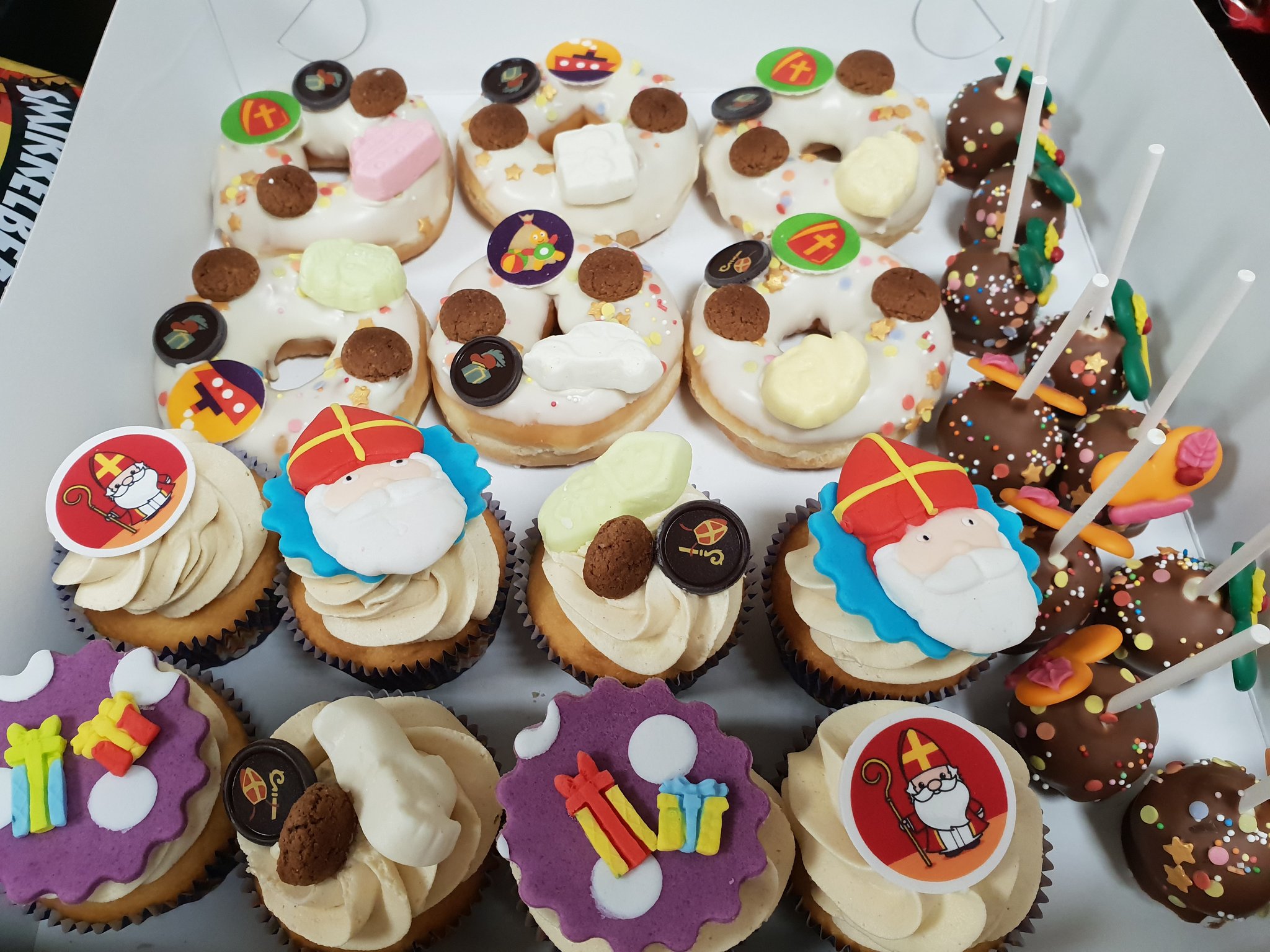opbouwen zoals dat Bowling Gaabs on Twitter: "Ik moet even dit laten zien, dit is toch #feest in een  taartdoos! #Donuts, #cakepops en #cupcakes in #Sinterklaas thema.  #bakwinkel @lkkrdoetinchem https://t.co/tntdO14s6F" / Twitter