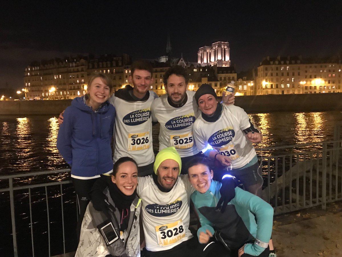 EVicard's tweet photo. @AgenceBastille La Team course sur la ligne d’arrivee, pimpante et partie pour l’apero. #CourseDesLumières #CDL2018 #ContreLeCancer https://t.co/iec9Qa2qcC