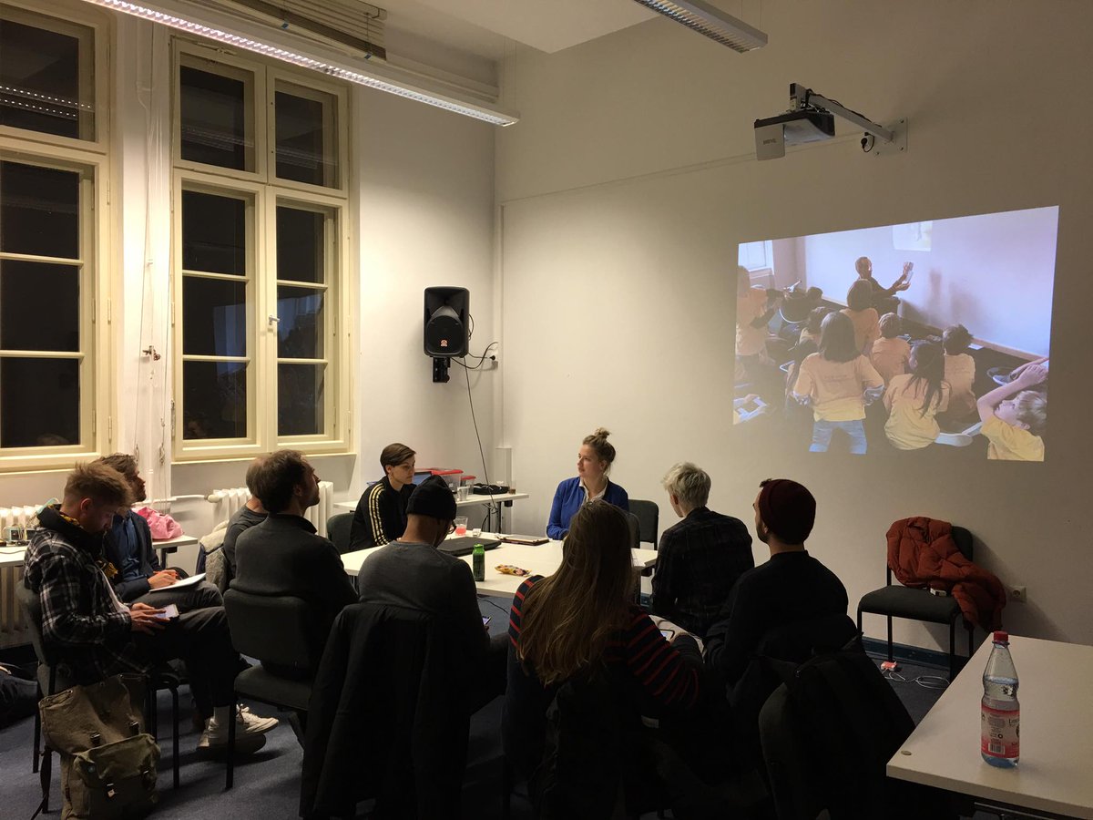 Einblicke in die Diskussionen: Hier werden von Anja Fischer und Almut Voigt Vermittlungsprojekte hinsichtlich ihres Konzeptes analysiert. #app2music_de #berlin <a href="/appmusik/">Musikmachen mit Apps</a> <a href="/fam_udkberlin/">Appmusik _UdK Berlin</a> <a href="/MatzeRak/">Matthias Krebs</a>