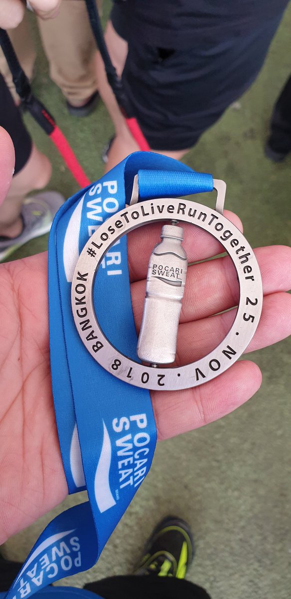 PiyoZ3's tweet image. ไม่เคยคิดเลยว่าจะได้มาวิ่งอะไรแบบนี้ถึงจะแค่ 5 กิโลที่ปกติมนุษย์เขาวิ่งกันสบายๆก็เถอะ... สำหรับคนไม่ค่อยออกกำลังอย่างเรานี่แทบจะเดินครึ่งวิ่งครึ่งเลย.. ถ้ามีวิ่งรอบหน้าจะพยายามฟิตกว่านี้...  
ขอบคุณเหล่าแรงบันดาลใจสุดสดใสที่ทำให้เรากล้ามาวิ่งวันนี้...  #GoSweat #Sweat16