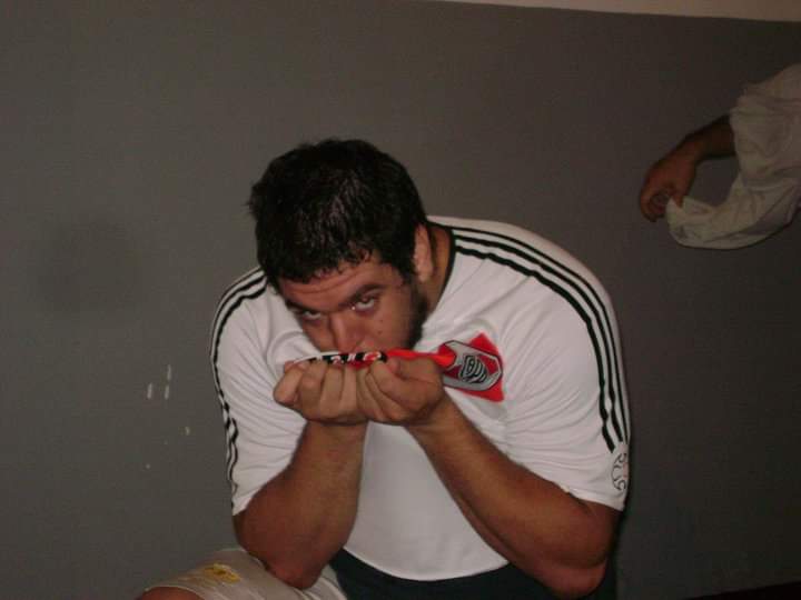 Alejo1's tweet photo. @fede_ekme Así somos @Carles5puyol! La vida por la camiseta. https://t.co/xGwHG7HqBd