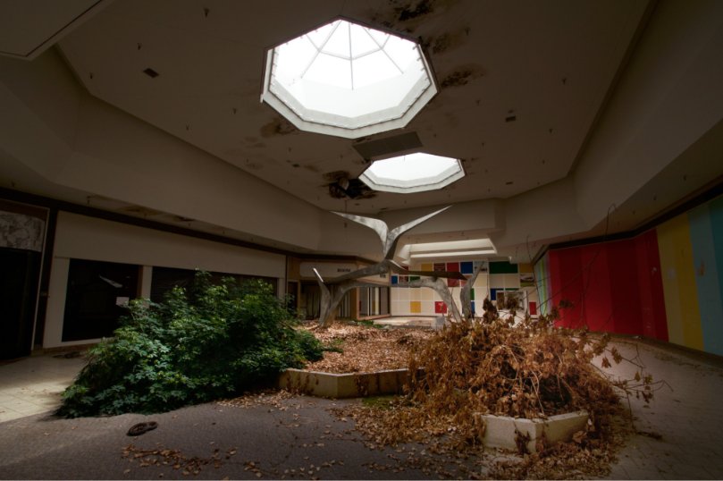 Black Friday: Haunting photo series from Seph Lawless captures abandoned shopping malls across America bit.ly/2AjTnkj