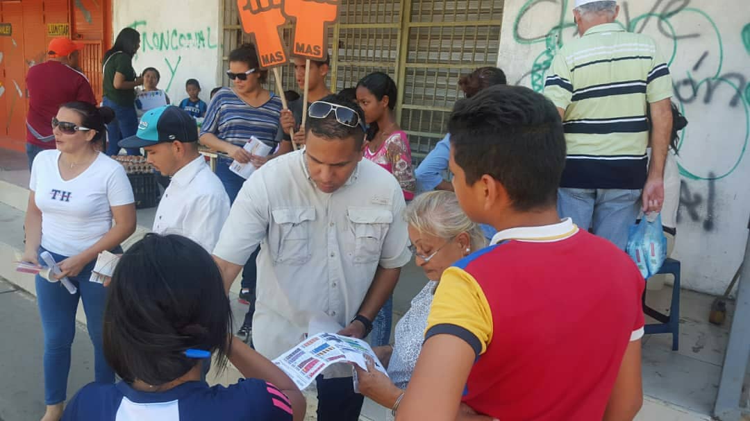 BnaConManuel's tweet photo. Los candidatos a concejales de la Alianza por Barcelona estuvieron en contacto directo con los vecinos de la avenida Rotaria en Boyacá III, parroquia El Carmen escuchando propuestas para cambiar al municipio en una ciudad de cambio.
@ElCambioAnz https://t.co/68QWlUGqjz