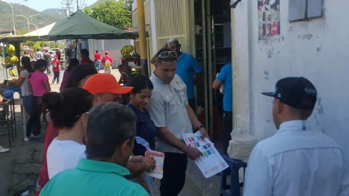 BnaConManuel's tweet photo. Los candidatos a concejales de la Alianza por Barcelona estuvieron en contacto directo con los vecinos de la avenida Rotaria en Boyacá III, parroquia El Carmen escuchando propuestas para cambiar al municipio en una ciudad de cambio.
@ElCambioAnz https://t.co/68QWlUGqjz