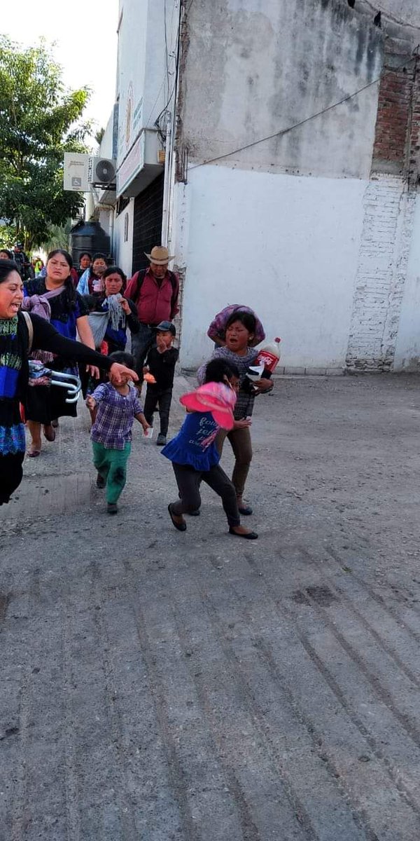 LuceroNataren's tweet photo. Manuel Velasco Coello @VelascoM_ gobernador de Chiapas reprime brutalmente una protesta pacífica de indígenas desplazadas quienes realizan caravana de pies cansados
@isain @RevistaTMX @cdh_kuuntik @jacobgarciafoto @senadomexicano
@AristeguiOnline
¿Esto significa diálogo para él? https://t.co/HrEfUVtBOa
