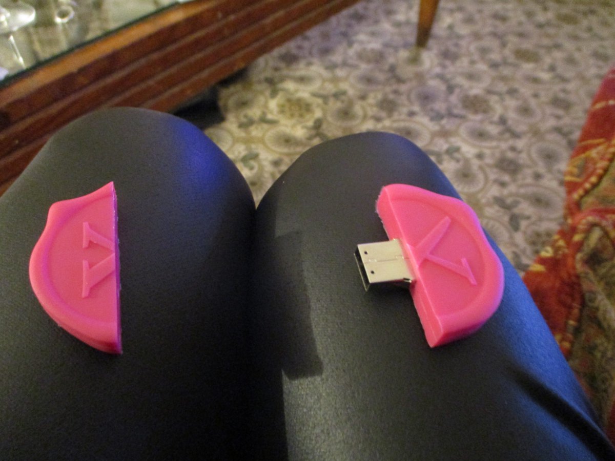 LaureRosier's tweet photo. #expoporno elle voit du X partout clé USB Marc Dorcel https://t.co/UYXSdy1koU