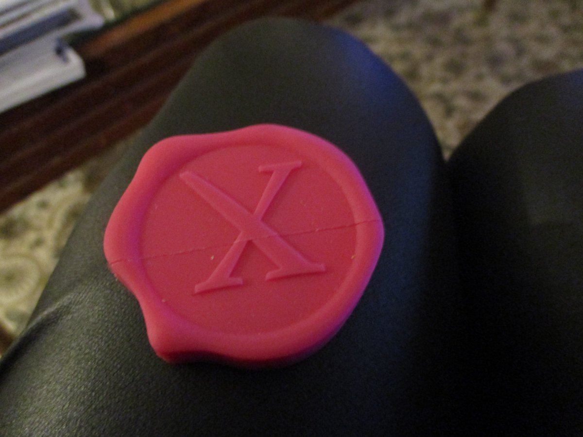 LaureRosier's tweet photo. #expoporno elle voit du X partout clé USB Marc Dorcel https://t.co/UYXSdy1koU