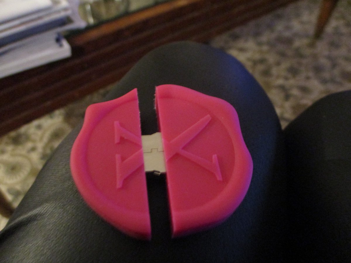 LaureRosier's tweet photo. #expoporno elle voit du X partout clé USB Marc Dorcel https://t.co/UYXSdy1koU