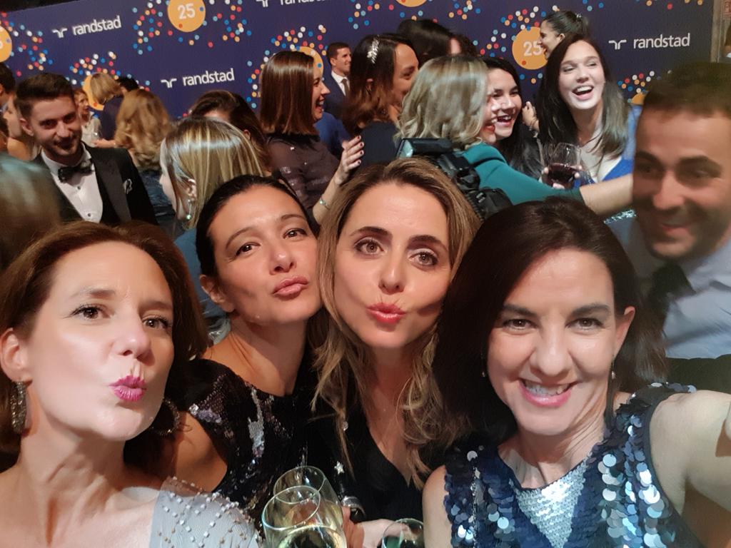 tazzmaria's tweet photo. Viva la fiesta!!!! Feliz cumple @Randstad_es #Randstad25 https://t.co/bKNcKkVKUE