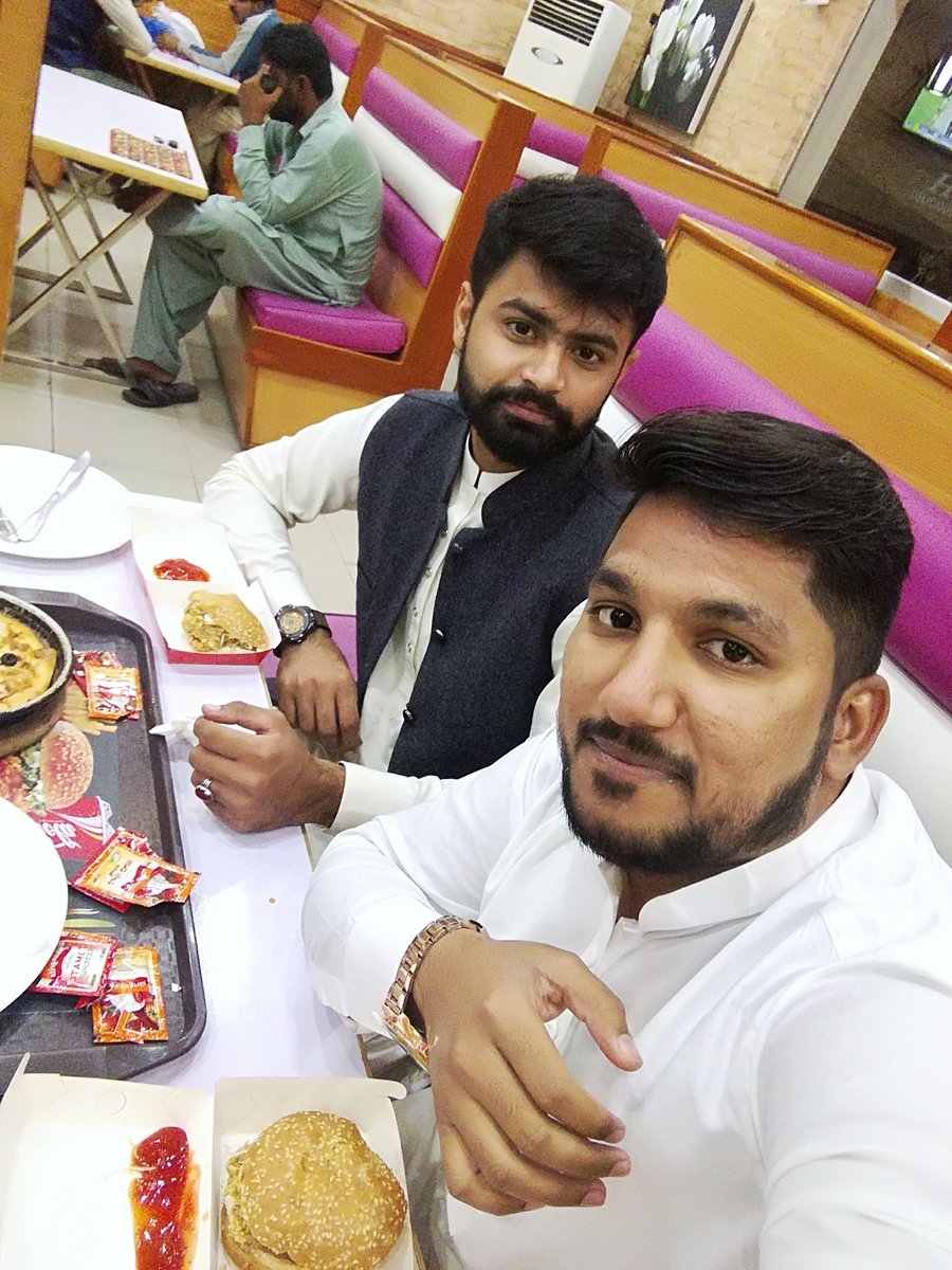 raomuzaffar786's tweet image. #Pizza🍕
#Zinger🍔
#Cold_drink🍷
#DostanA❤