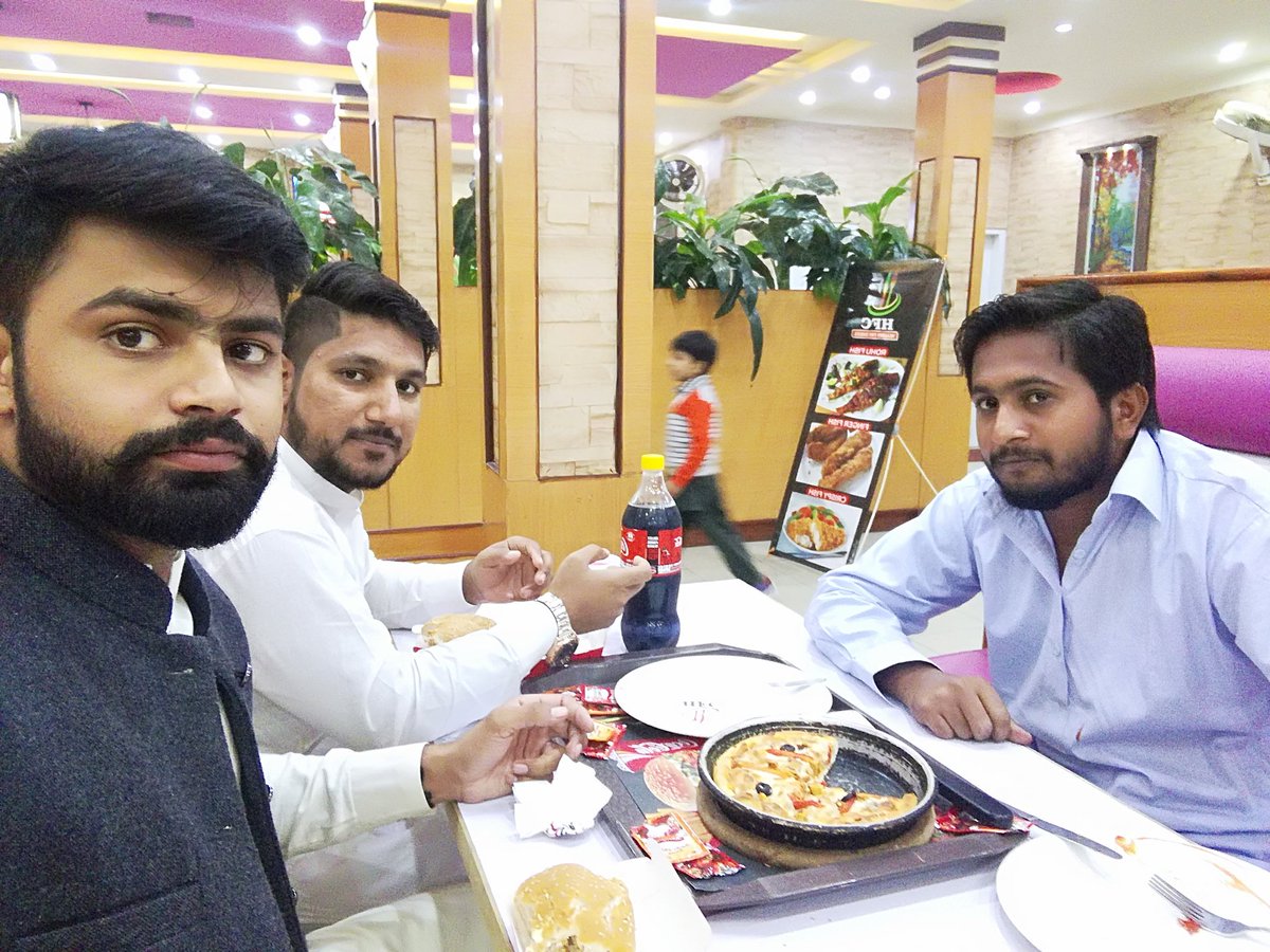 raomuzaffar786's tweet image. #Pizza🍕
#Zinger🍔
#Cold_drink🍷
#DostanA❤