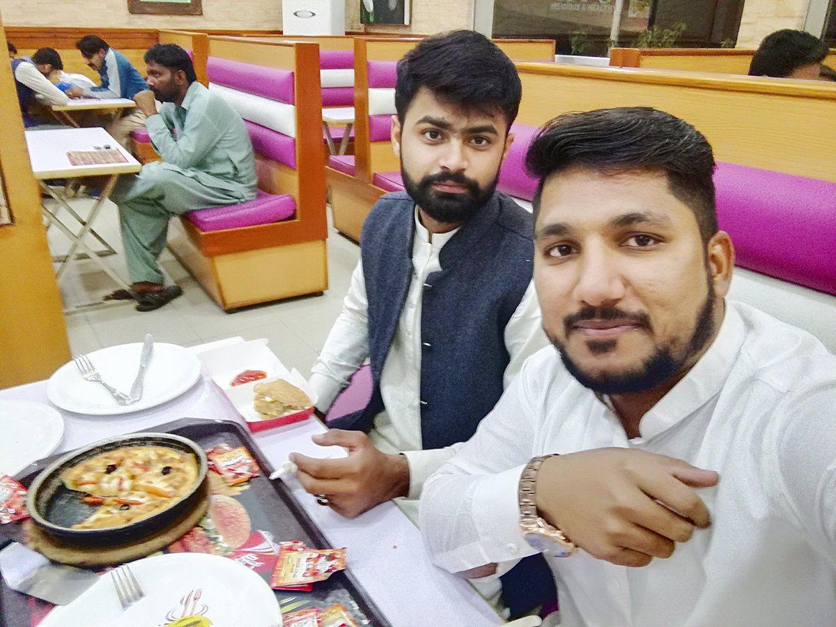raomuzaffar786's tweet image. #Pizza🍕
#Zinger🍔
#Cold_drink🍷
#DostanA❤