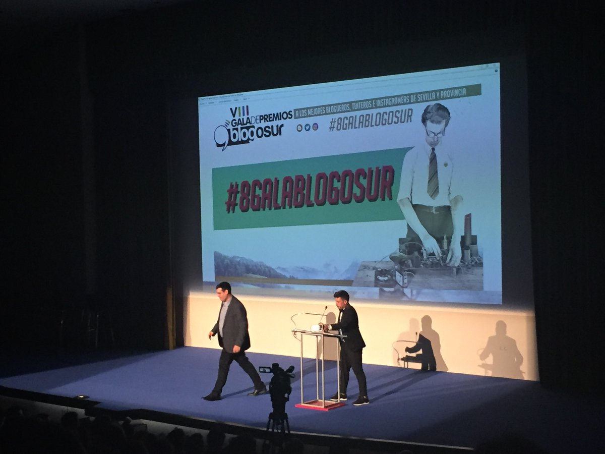 CMpacta2's tweet photo. Queremos crecer como ustedes lo estáis haciendo @comvive, da alegría conocer a personas de todos los sectores gracias a #8GalaBlogosur https://t.co/BYf6XTiZYE