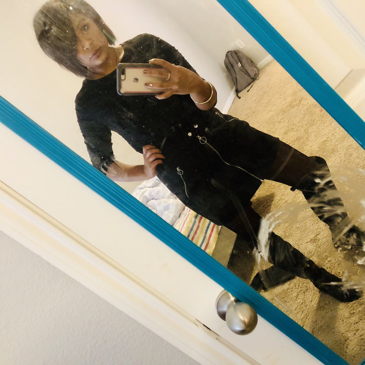 JLasua's tweet photo. Dirty mirror pic #visiblechanges I love my job🖤 https://t.co/DvWoBkFPjB