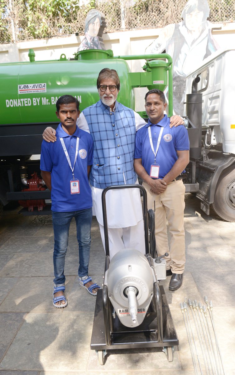 SrBachchan's tweet photo. T 3005 - At the NDTV Cleanathon , 'banega swachch india' , seeing the inhuman plight of the manual scavenger, I had committed to buy 50 machines for them .. today I fulfilled that promise ! 25 small individual machines and one large truck machine gifted to BMC ! https://t.co/6Xn8PFmv3i