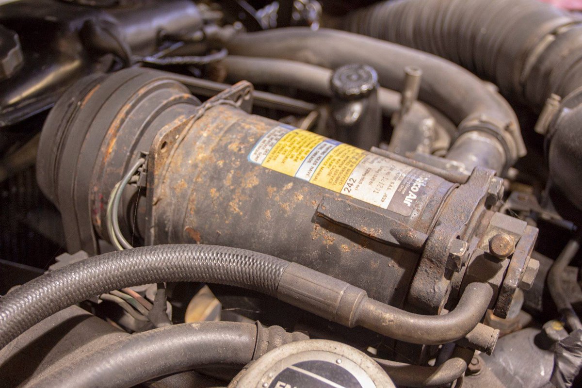 While it worked without fault before my #RollsRoyce was retired from the road, the AC pump isn’t running. It’s hardly a concern for the #MOT man, and it looks as though the system needs to be converted to use modern refrigerant anyway. Maybe a duff fuse?! #OIG1816 #SRH40385 #RS24