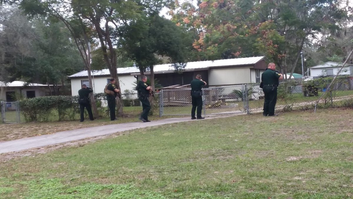 Florida police hunt for man who killed woman inside Walmart bit.ly/2QkcEvX https://t.co/hTNRrk3kss