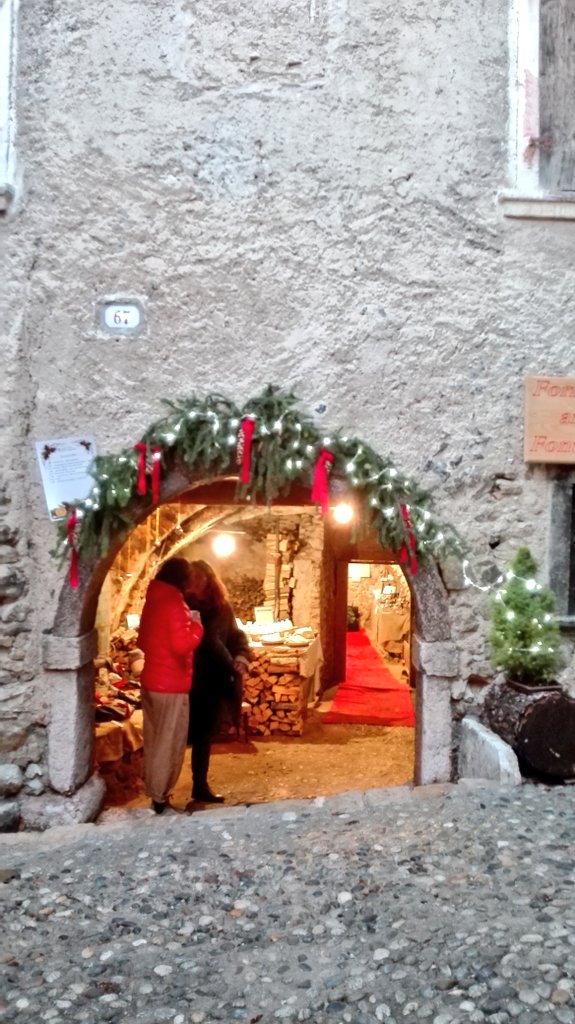 LaValeBellotti's tweet photo. Oggi è iniziato il #mercatinodinatale a #canaleditenno: super consigliato a tutti gli amanti dell'atmosfera natalizia 😍😍🎄🎄 (Io ho già fatto la spesa, ma ovviamente tornerò ancora per fare scorta di prodotti tipici e meravigliose cose fatte a mano ❤) #mercatinocanale https://t.co/Hjbtodj1Ab