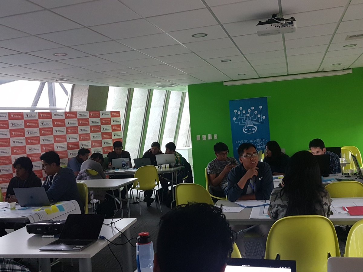 orietha's tweet photo. En el #swailapaz mentoreando a los equipos https://t.co/iA3wW3pmzx