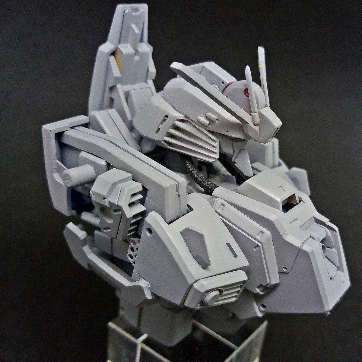 下田重工業 V Twitter Hg Ex S 頭部 胴体の一時ディテール入れ完了 大型化するために生じた隙間にディテールを詰め込む形で詰めていきます 結果としてディテールの粗密が自然とついてきます プラ板を挟むのだけが幅増し方法ではないのです シルエット