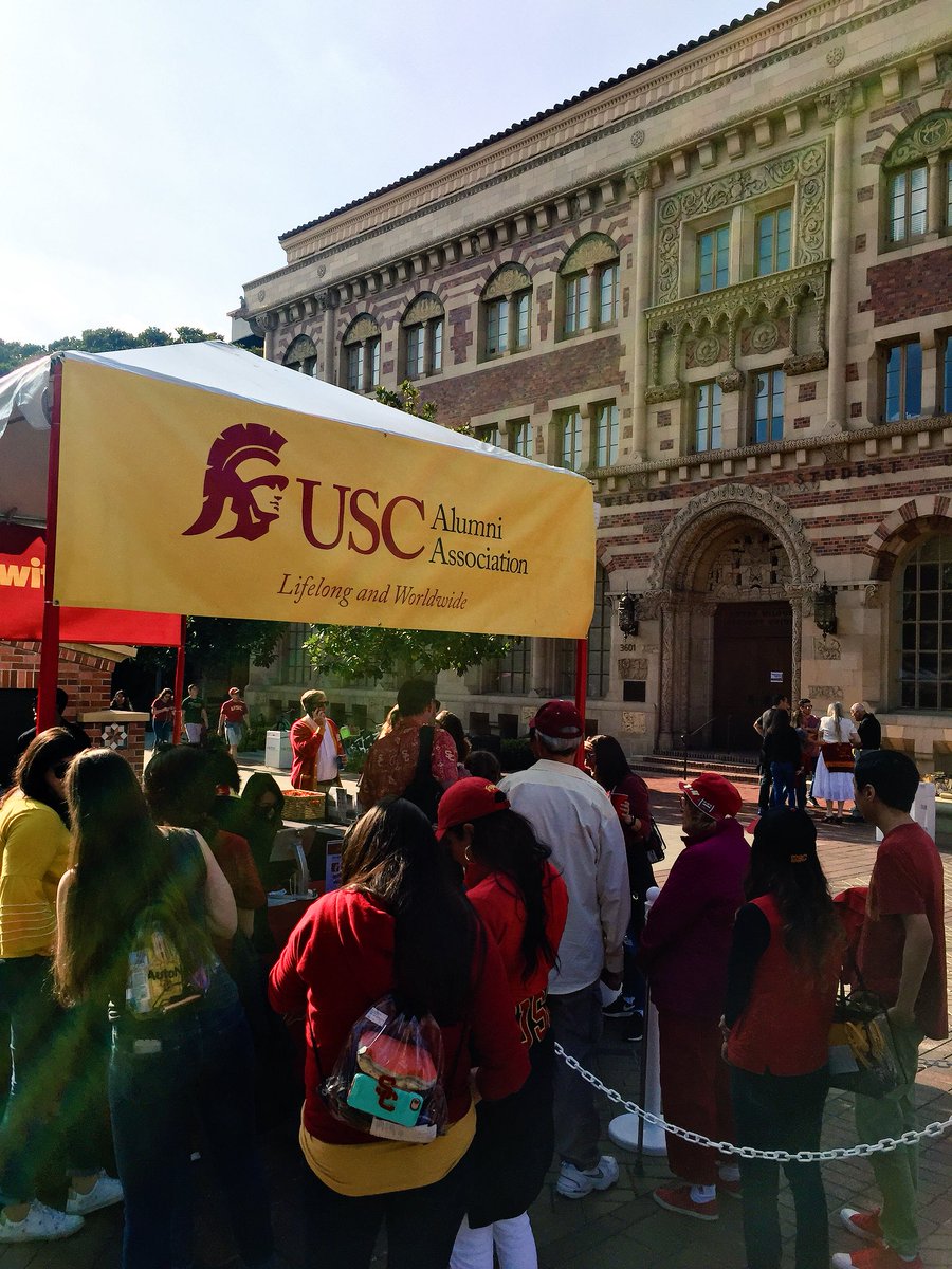 USCAlumni's tweet image. Last game of the year, let’s finish this season strong! If you’re on campus today, come by our tent in Hahn Plaza to win some awesome USC swag! #USCAlumni #FightOn #BeatTheIrish #FightOn