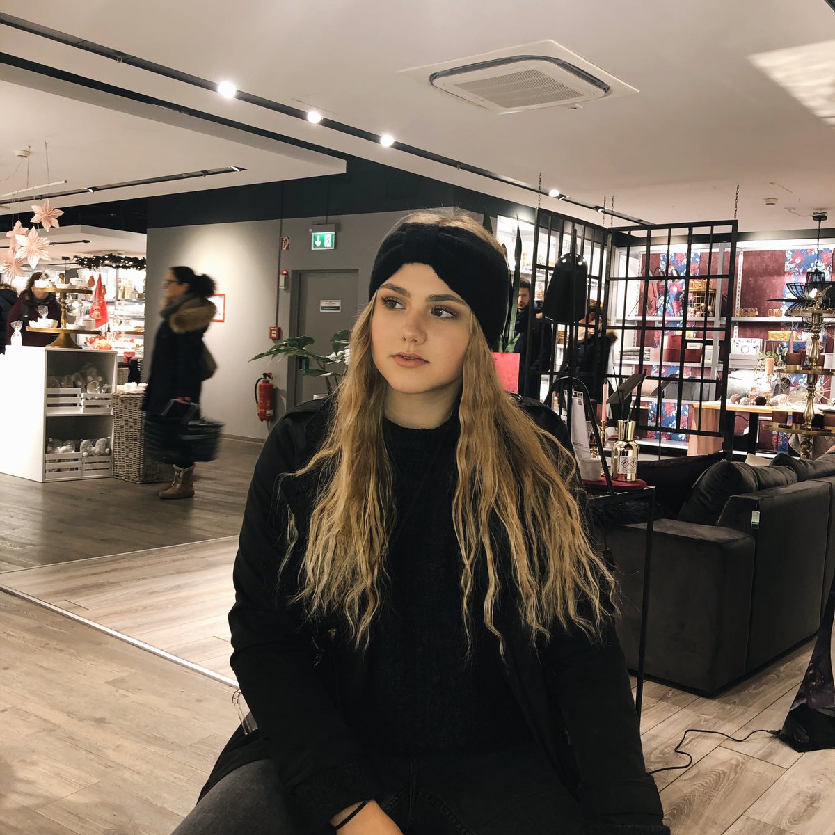 saraasilvana's tweet photo. Von „boa voll Bock auf Bilder machen“ zu „mhh Villeicht auch doch nicht“ in 0,3 Sekunden #IchBinAnders https://t.co/BpohG8W4dd