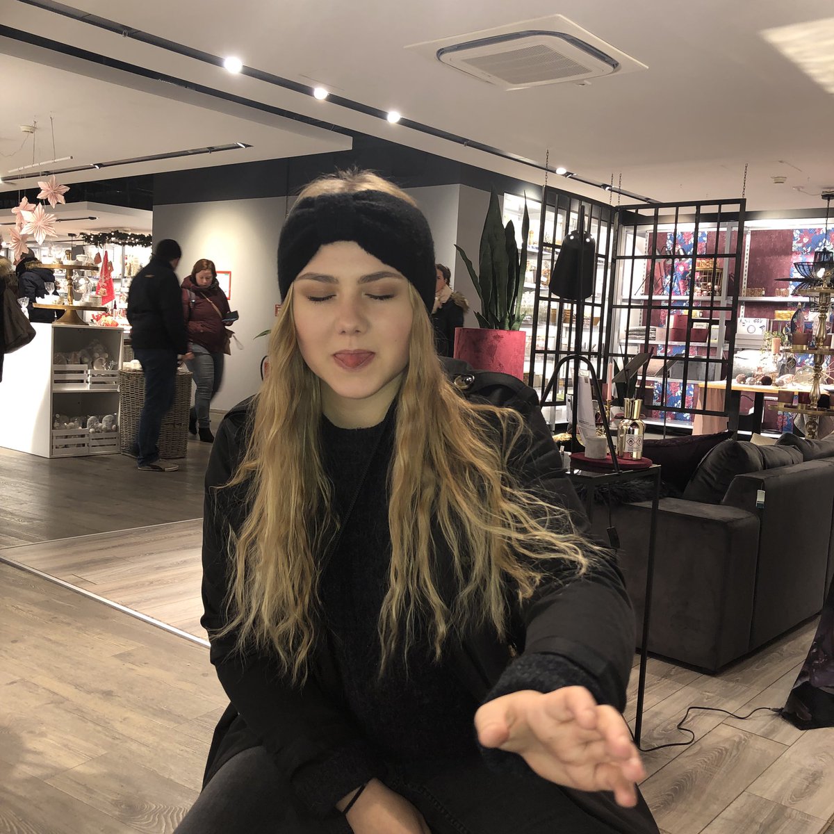 saraasilvana's tweet photo. Von „boa voll Bock auf Bilder machen“ zu „mhh Villeicht auch doch nicht“ in 0,3 Sekunden #IchBinAnders https://t.co/BpohG8W4dd
