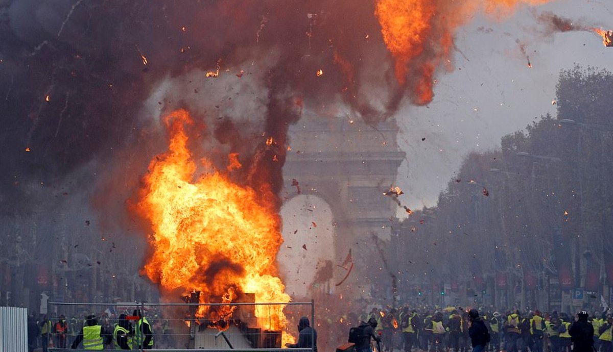 Nervana_1's tweet photo. Surrael photos from #parisriots that is, somehow, not trending. https://t.co/OlJKY6lacZ