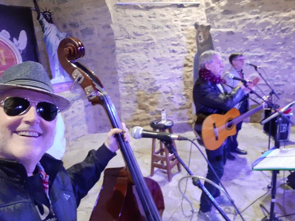 CarbonellJoaqui's tweet photo. Madre que fria esta la piedra del Románico! Hoy hemos cantau misa en Fiscal #romanico #fiscal #concierto #ermita #l3n #JoaquinCarbonell #GranBob https://t.co/vNSofrr5F7