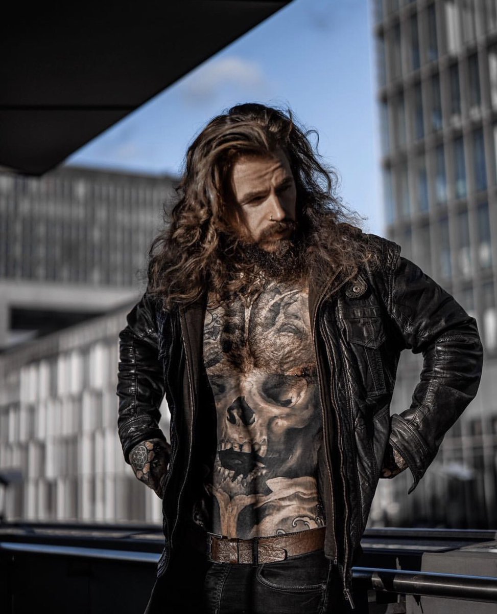 Look at this charming big bear.... 🐻