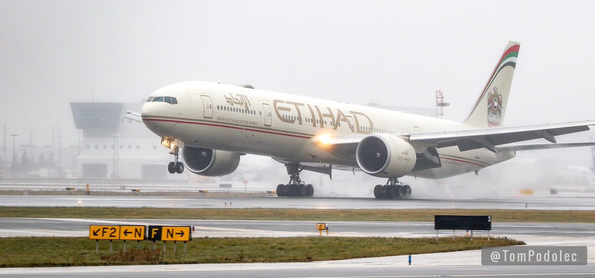 TomPodolec's tweet photo. Etihad #EY141 from Abu Dhabi touching down on Toronto runway 15R in soupy conditions this afternoon.
A6-ETI Boeing 777-300 https://t.co/P5FjsNaZRG