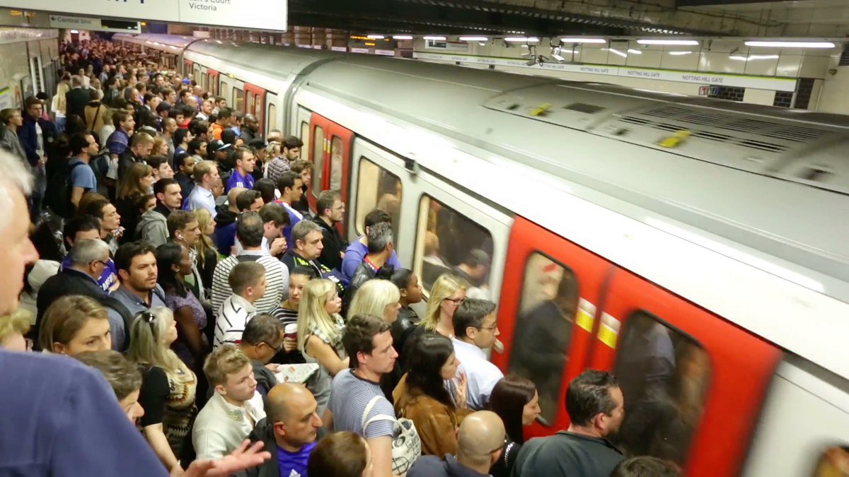 Новое сколько в метро. Час пик в метро в Москве. Толпа людей в метро. Толпа народа в метро. Толпа в вагоне метро.