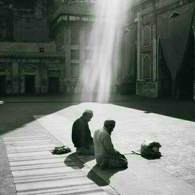 سَأظل طول العُمرِ بابَك أقرعُ
يَا خيرَ من ذا يستَجيبُ ويَسمعُ  ")