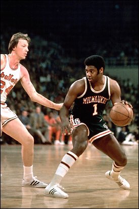 A happy birthday to The Big O - HOFer & NBA champion Oscar Robertson!!! 
