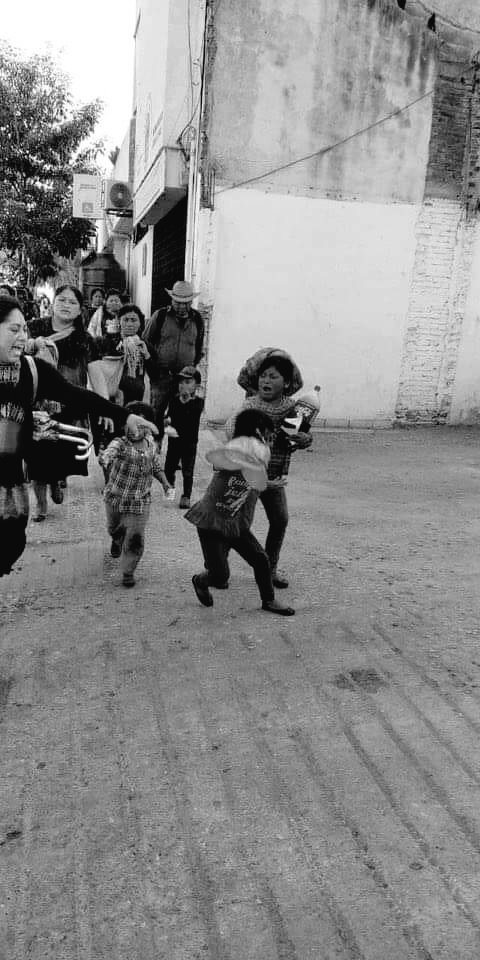 ChiapasenlaMira's tweet image. Hasta el último día de su mandato el gobernador interino de si mismo @VelascoM_ reprimio con gases lacrimógenos  a niños indígenas desplazados y a personal del sector salud  en Chiapas. @CdhFrayba @CNDH @ONGsArgentina @SOS_Mural @julioastillero @cdh_kuuntik