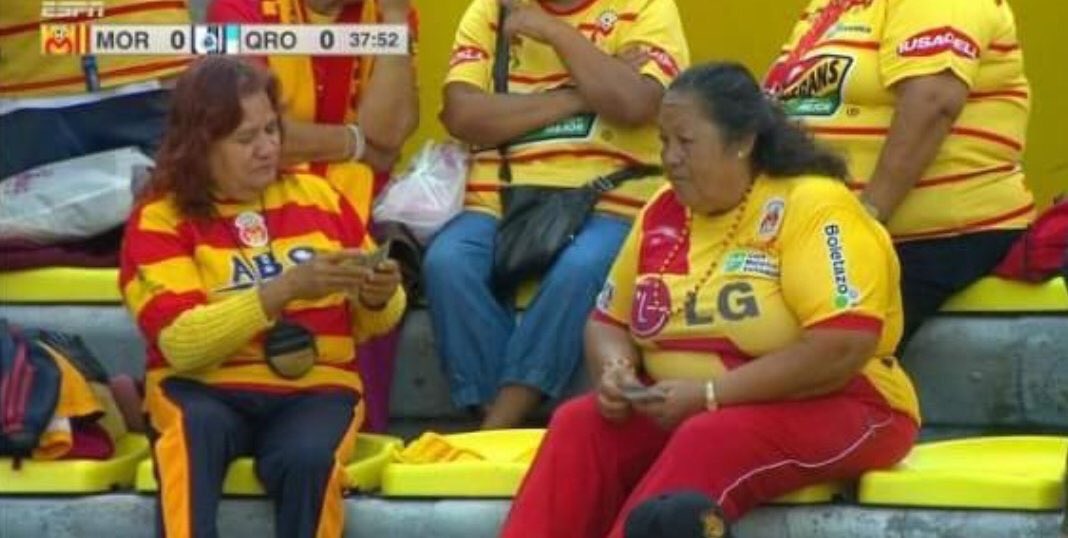 Gutila5ta's tweet photo. Afortunadamente en nuestros estadios no se ven esas cosas. Acá puro buen ambiente. https://t.co/YwdFSIz6JM